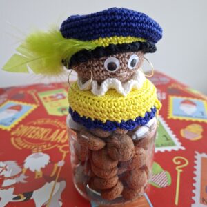 Pietenpot gevuld met kruidnootjes (paars)