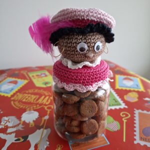 Pietenpot gevuld met kruidnootjes (roze)
