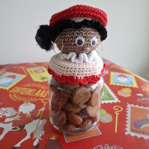 Pietenpot gevuld met kruidnootjes (rood)